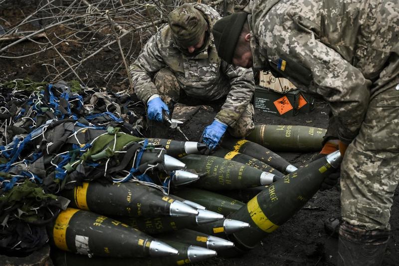 Ucraineni pregătind muniția pentru un tun M777 în zona frontului din Bahmut