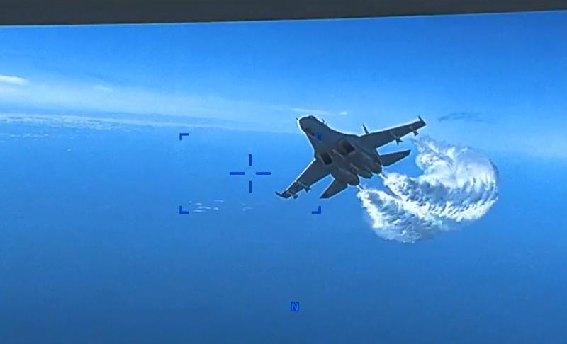 Momentul in care un Su-27 rusesc arunca combustibil peste drona americana MQ-9 Reaper