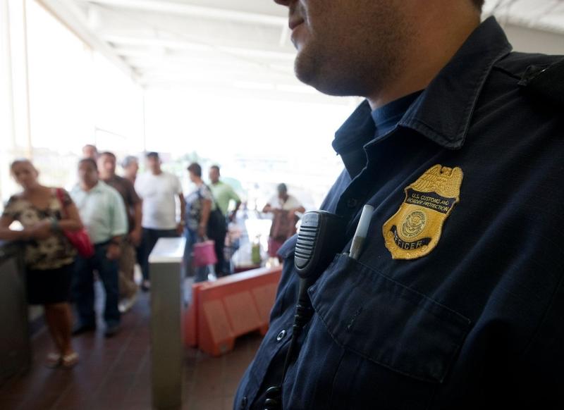 Ofițer al Serviciului Vamal și de Protecție a Frontierelor la granița SUA cu Mexic