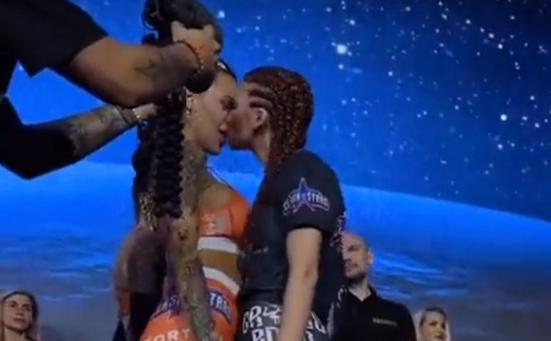 Doua luptatoare de MMA sarutandu-se