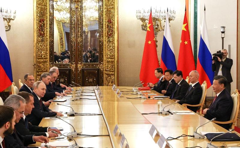 Vladimir Putin si Xi Jinping alaturi de delegatiile celor doua tari