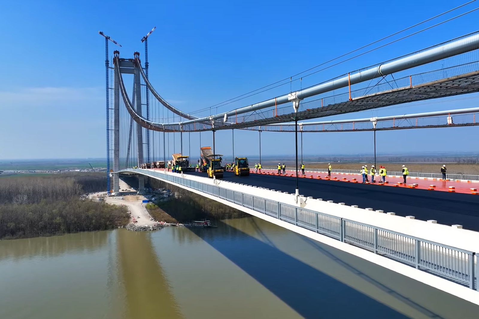 VIDEO Podul peste Dunăre de la Brăila: A fost turnat primul strat de asfalt  / Cum arată acum și când ar putea fi inaugurat - HotNews.ro