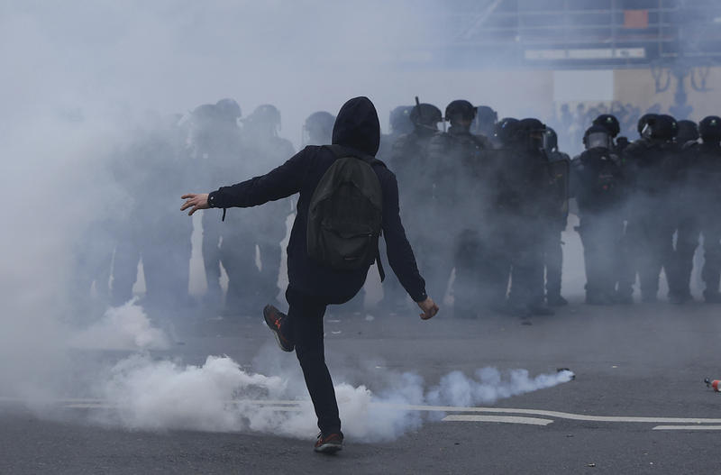 Proteste in Franta fata de reforma pensiilor. Ciocniri violente intre politisti si demonstranti
