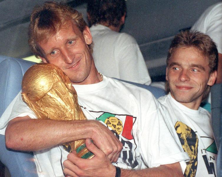 Andy Brehme si trofeul Cupei Mondiale de Fotbal