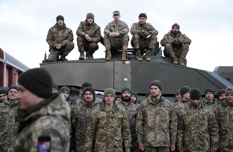 Militari ucraineni pe un tanc Challenger 2