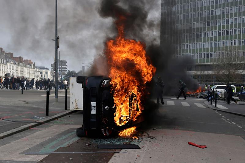o masina a fost incendiata la Nantes in itmpul protestelor fata de reforma pensiilor
