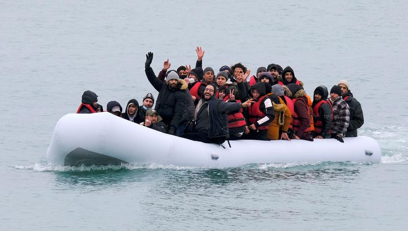 Migranti traversand Canalul Manecii