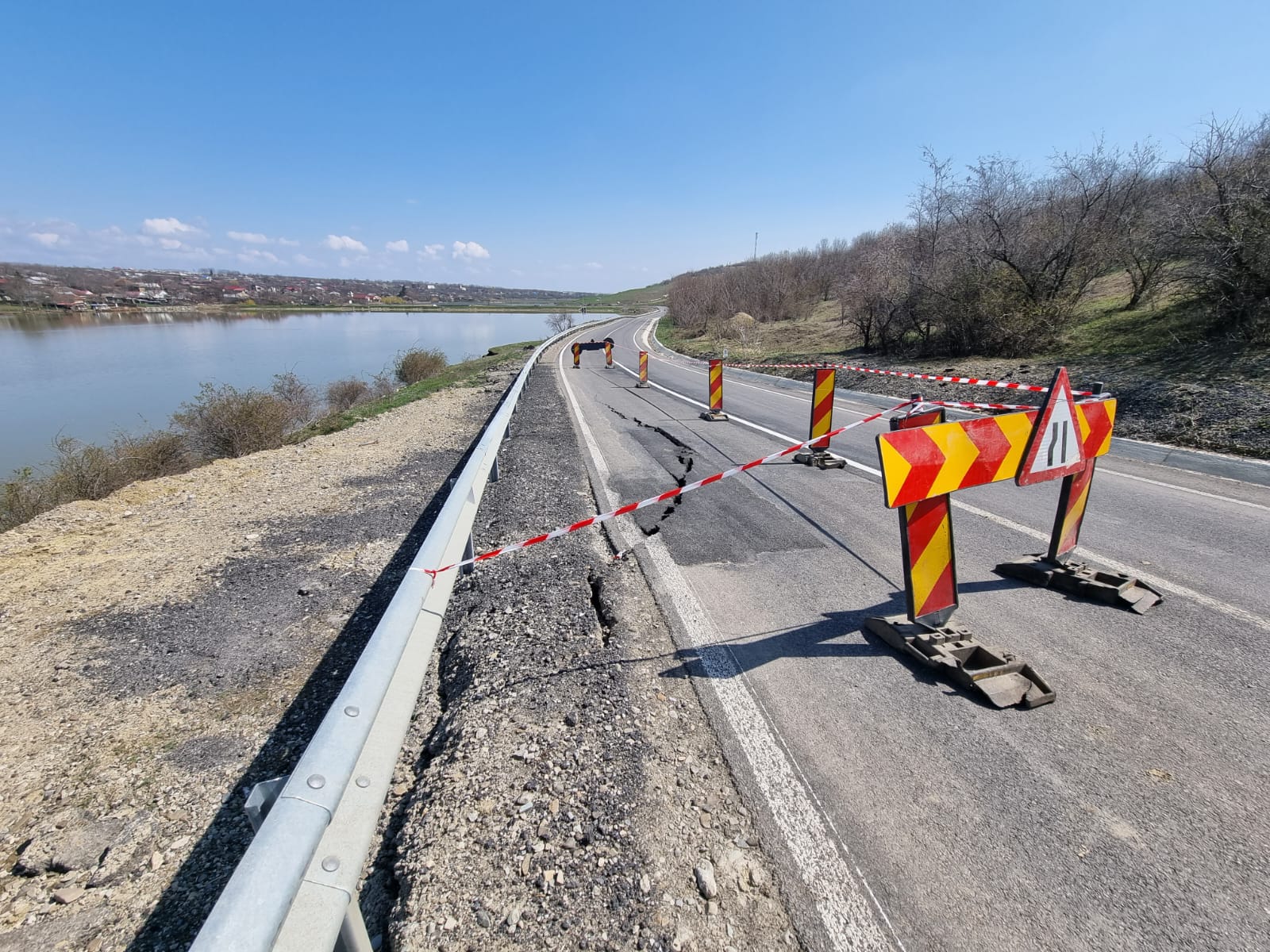 Iași Un drum județean proaspăt inaugurat sa surpat deja pe o porțiune