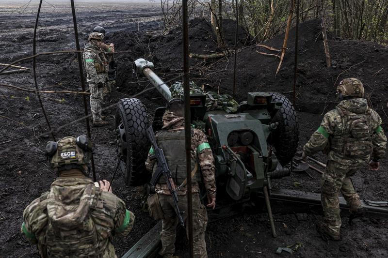 Soldați ucraineni din brigada 80 își camuflează poziția de artilerie în direcția Bahmut, în timp ce războiul dintre Rusia și Ucraina continuă în regiunea Donețk
