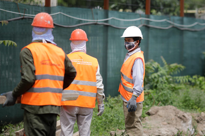 Muncitori asiatici lucrează pe un șantier din București