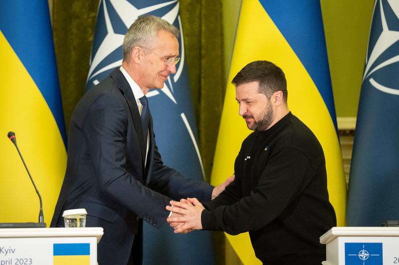 Șeful NATO Jens Stoltenberg și președintele ucrainean Volodimir Zelenski