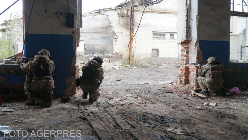 Soldați ucraineni la Ceasiv Iar, în apropiere de Bahmut
