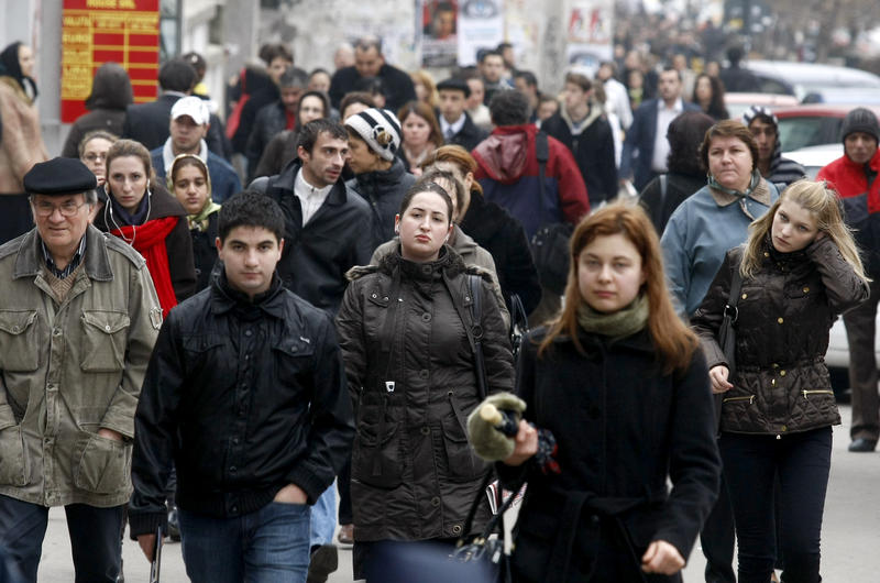 Oameni pe stradă în București