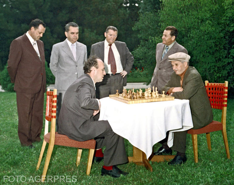 Nicolae Ceaușescu la Scroviștea, jucând șah