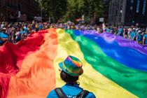 Steag LGBT, in culorile curcubeului