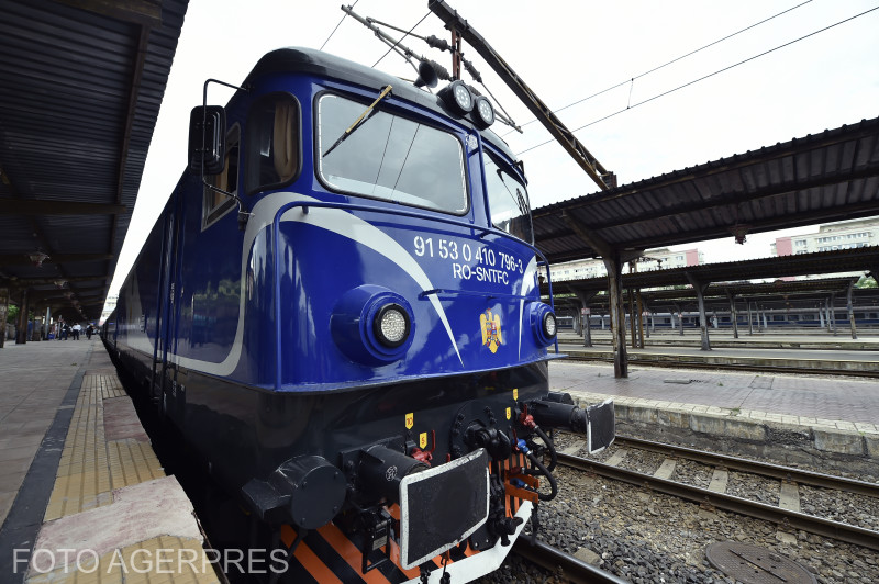 Trei tinere au au ajuns la spital cu cioburi în ochi, după ruperea pantografului de la locomotiva unui tren