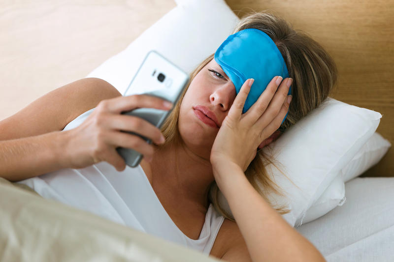 Ideal ar fi să țineți telefonul mobil în altă cameră decât cea în care dormiți