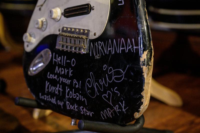 Chitară „deteriorată” de Kurt Cobain într-un concert