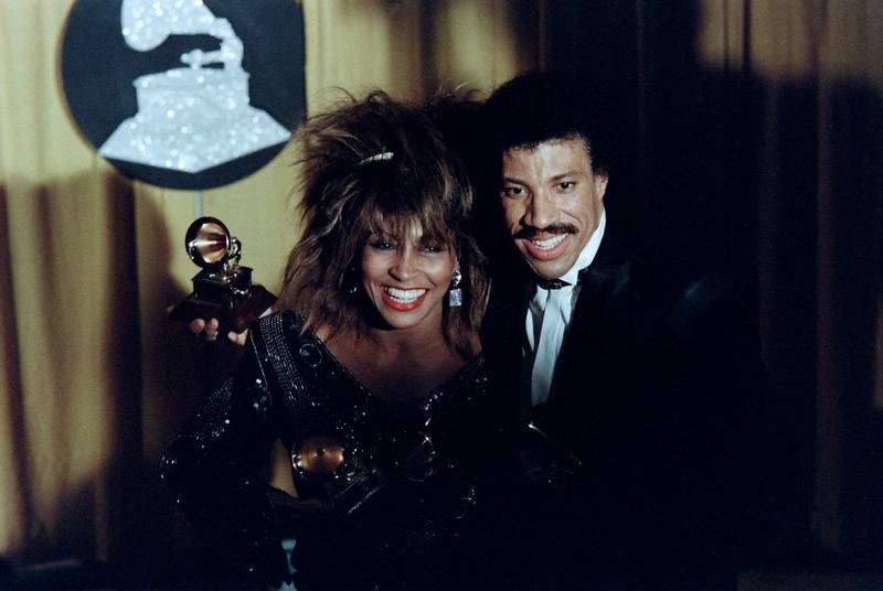 Tina Turner si Lionel Richie la Premiile Grammy din 1985