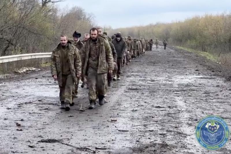 Soldați ucraineni eliberați după un schimb de prizonieri cu Rusia