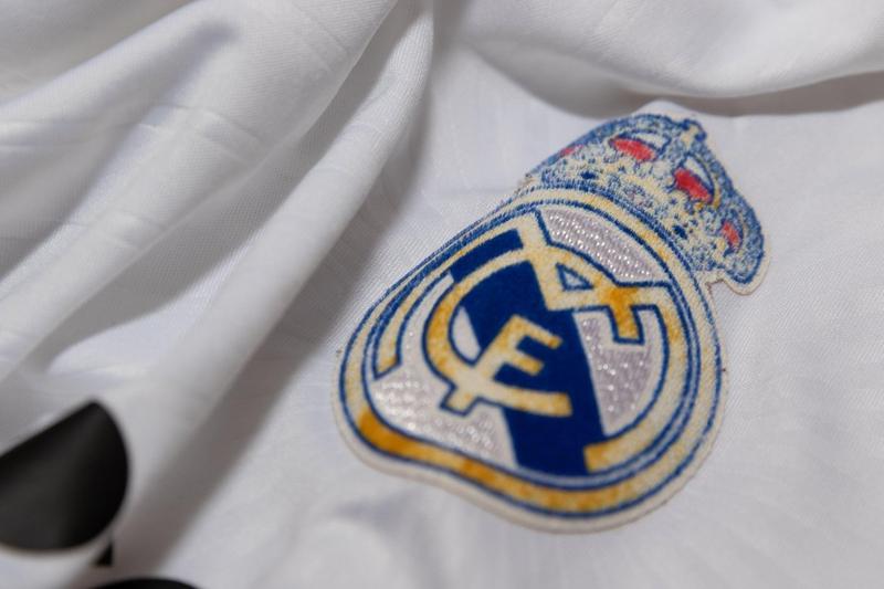 Logo Real Madrid pe un tricou
