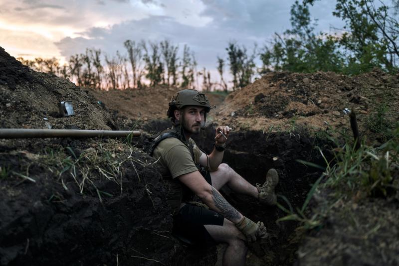 Soldat ucrainean într-o tranșee de pe frontul din Bahmut