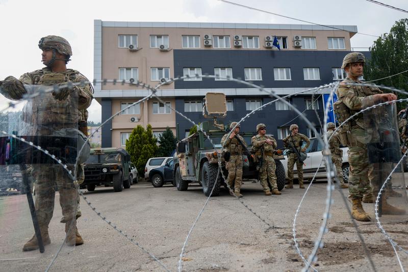 Soldați americani din trupele KFOR păzind o primărie din Leposavic, Kosovo