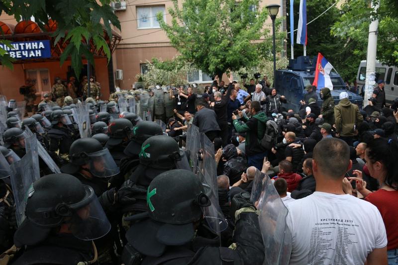 Ciocniri între protestatarii sârbi și forțele de ordine în nordul Kosovo