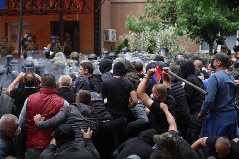 Ciocniri violente între protestatarii sârbi și forțele de ordine în nordul Kosovo
