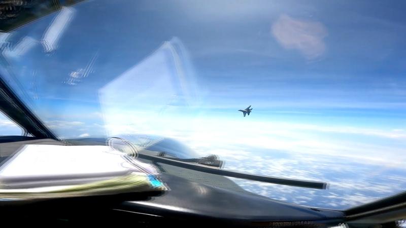 VIDEO Momentul în care un avion de spionaj american este interceptat „periculos” de o aeronavă de luptă chinezească