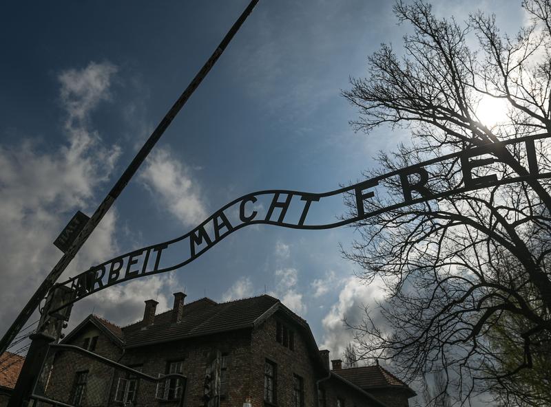 Lagarul Auschwitz si lozinca de la intrare - Arbeit macht frei
