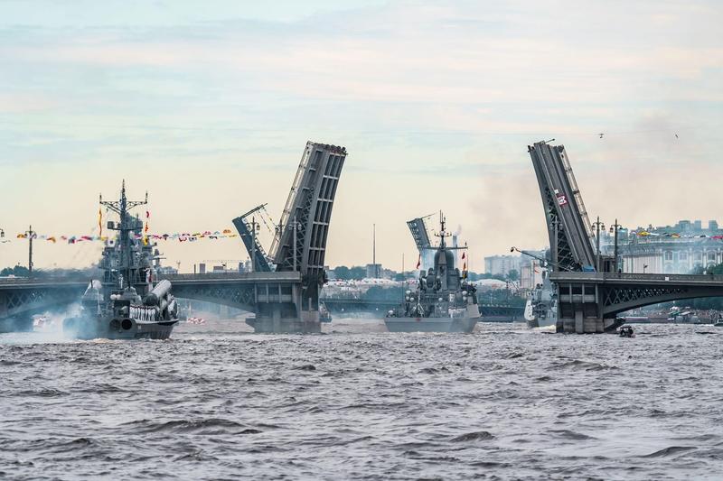 Nave rusesti parasind baza navala din Sankt Petersburg