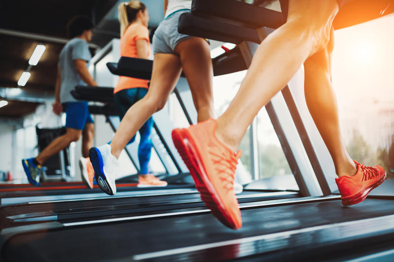 benzile de alergat moderne îți permit să setezi înclinația și viteza și să-ți monitorizezi ritmul cardiac.