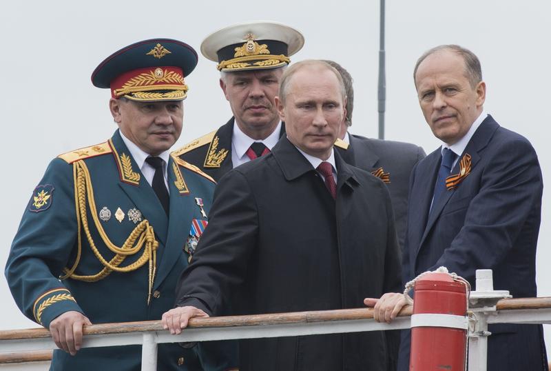 Seful FSB, Aleksandr Bortnikov (dreapta), alaturi de Vladimir Putin si Serghei Soigu in 2014