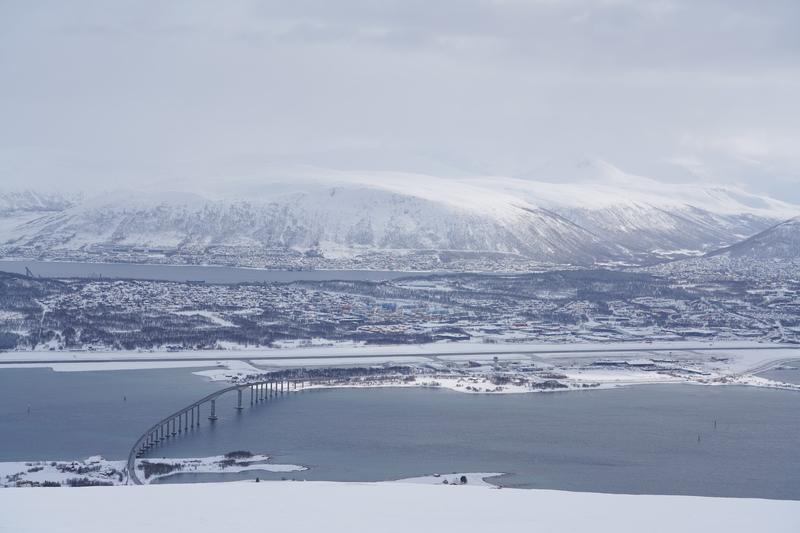 Orasul Tromso vazut din departare