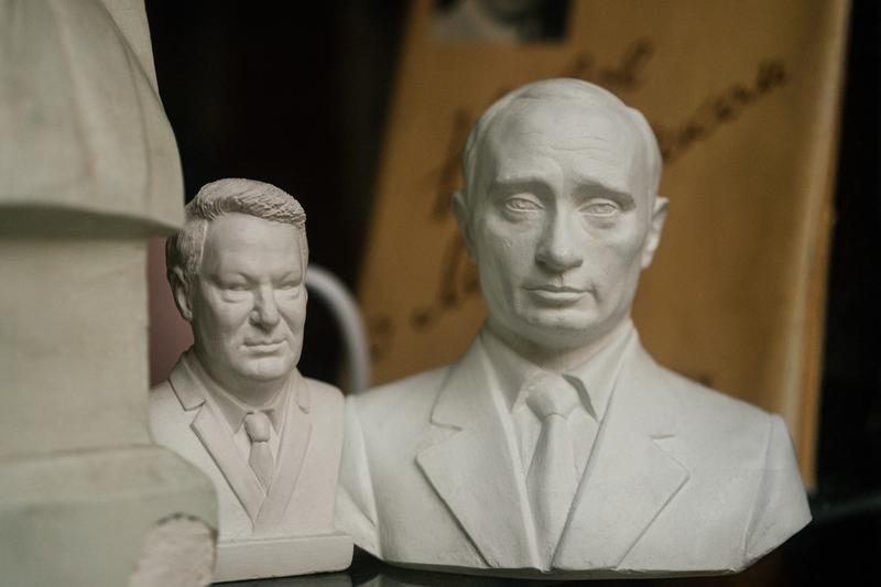 Bust al lui Vladimir Putin alaturi de unul al fostului presedinte Boris Eltin