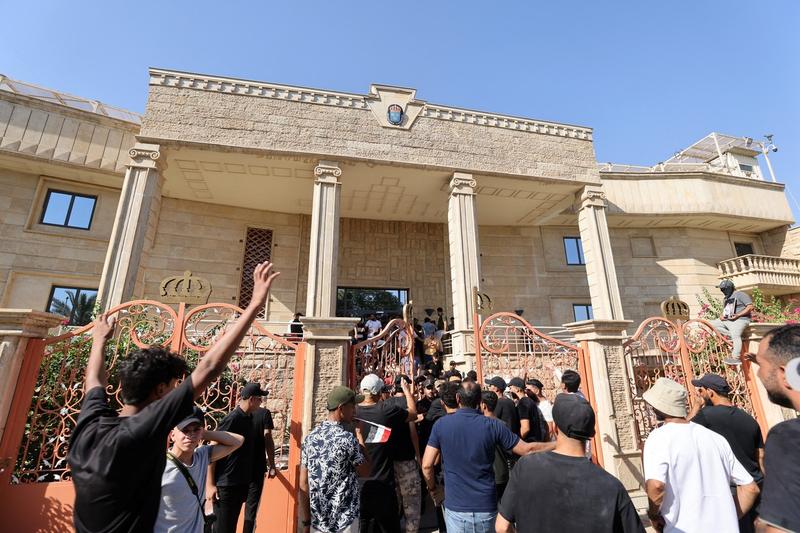 Irakieni furiosi patrund in ambasada Suediei