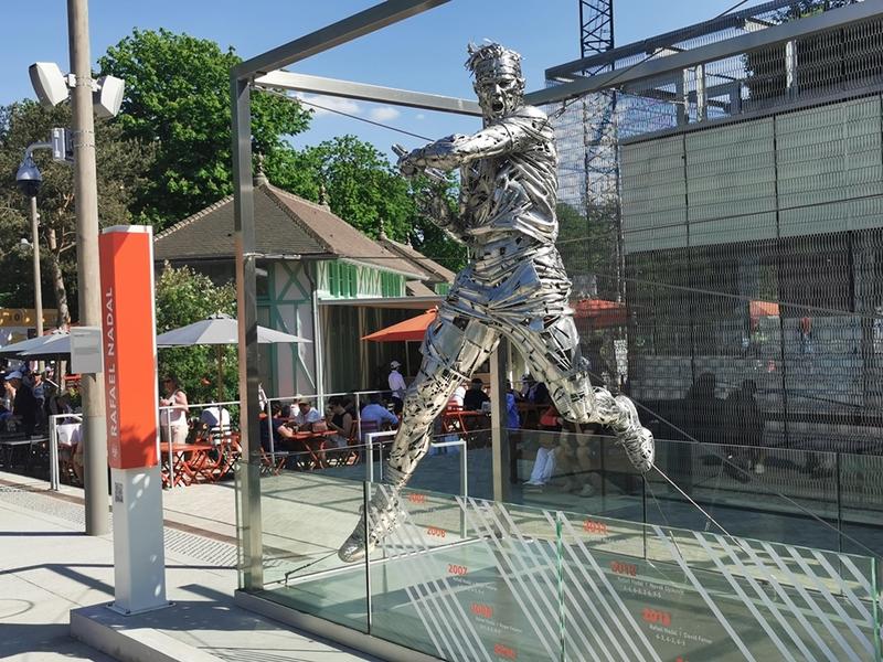 Statuia lui Rafael Nadal de la Roland Garros