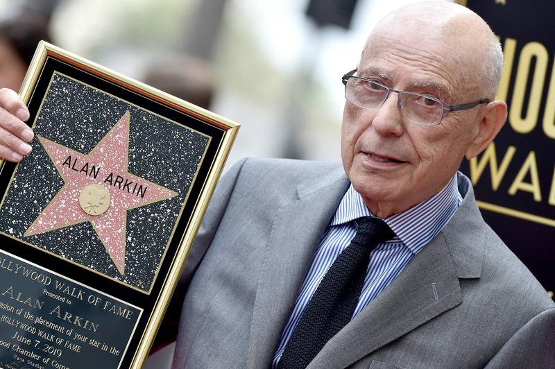 Alan Arkin, în 2019, primind o stea pe Hollywood Walk of Fame