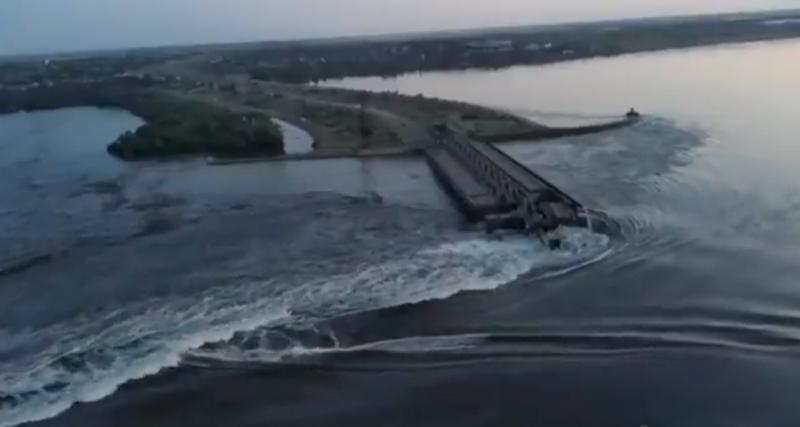 Barajul hidrocentralei Nova Kakhovka a fost aruncat in aer