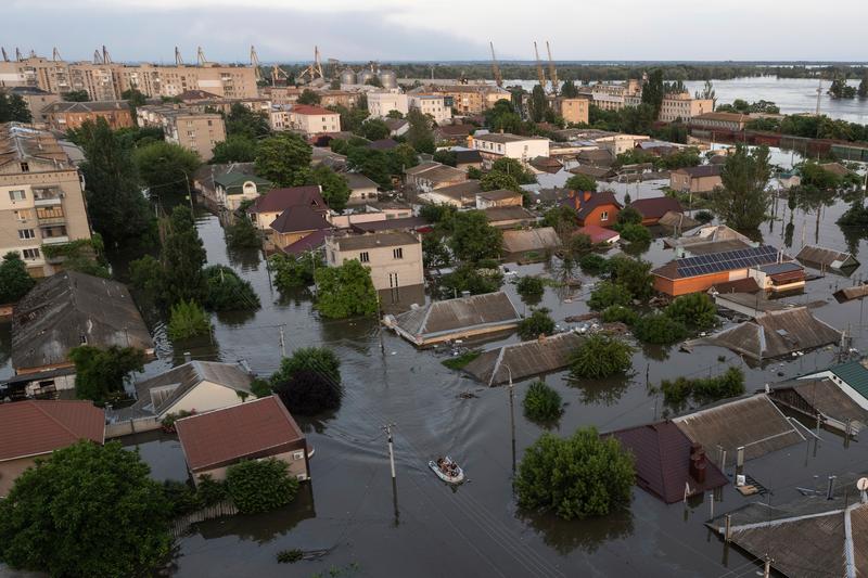 Cartier din orașul Herson afectat de inundații după distrugerea barajului Nova Kakhovka