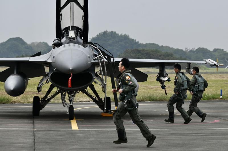 Piloți taiwanezi fugind pentru a decola cu avioane de luptă ale țării