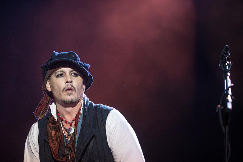 Actorul Johnny Depp a cantat impreuna cu formatia The Hollywood Vampires, la Romexpo