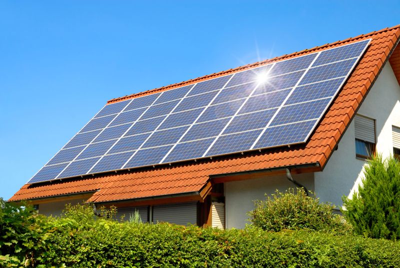 Furnizorii de energie îi cer președintelui Iohannis să nu promulge legea prosumatorilor: „Cei de bună credință sunt păcăliți”