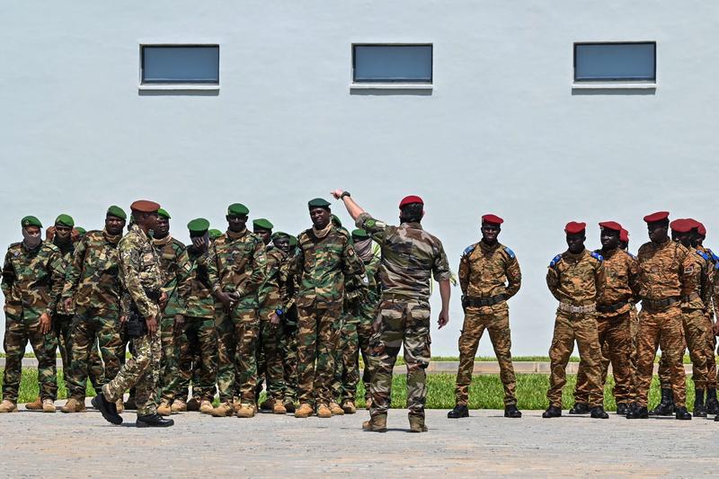 Soldati din Niger si Burkina Faso