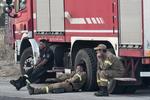 Pompierii greci se odihnesc după lupta cu flăcările în centrul țării