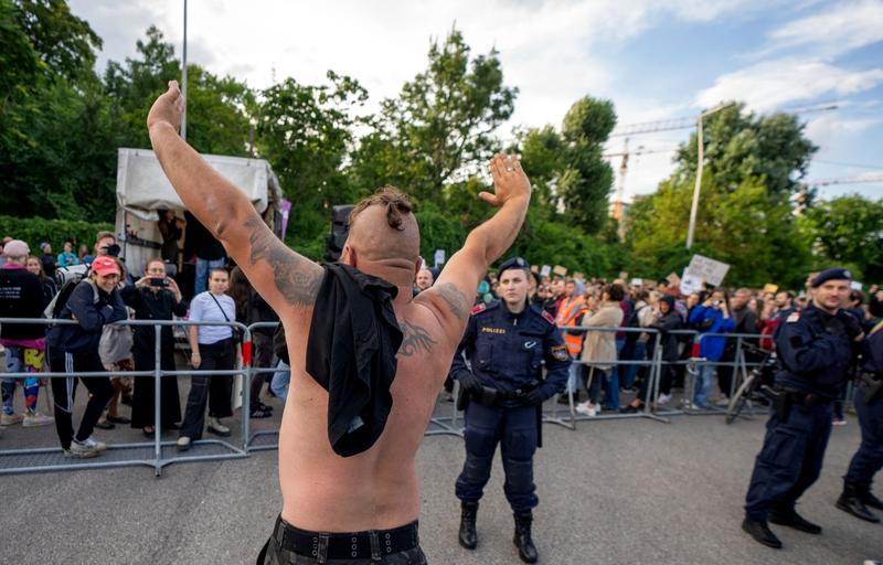 Fan al Rammstein fata in fata cu protestatarii