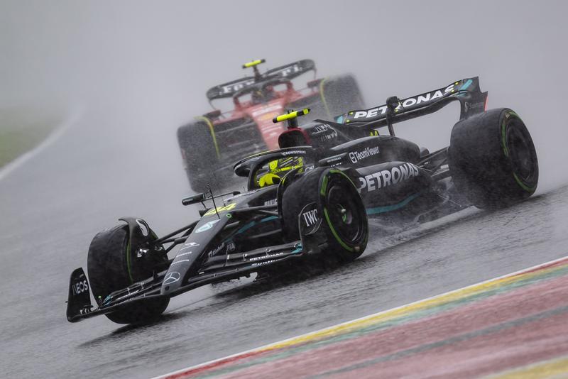 Lewis Hamilton si monopostul Mercedes