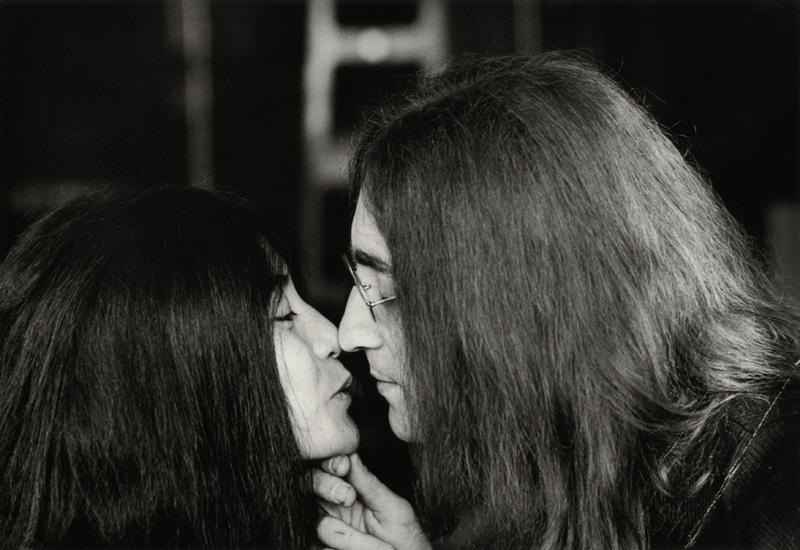 Yoko Ono și John Lennon, de Tom Blau din colecția National Portrait Gallery