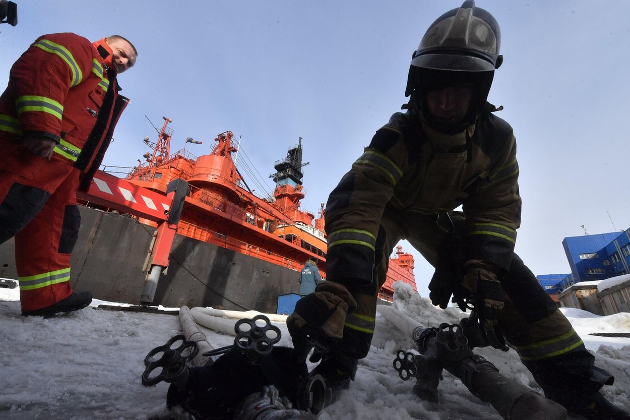 Incendiu la un terminal de gaz, aproape de Sankt Petersburg. Localnicii au auzit drone și explozii